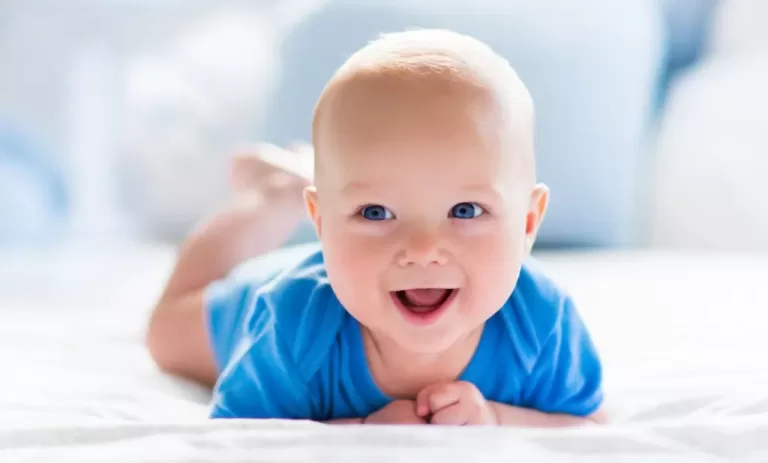 Salto de Desenvolvimento dos 3 Meses: Guia Completo para Lidar com Choro, Sono e Novas Habilidades 7 Baby Tummy Time FeatImg
