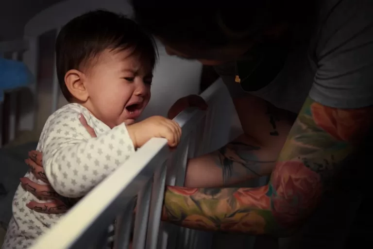 Mummy lulling baby to sleep 655734582 1256x838